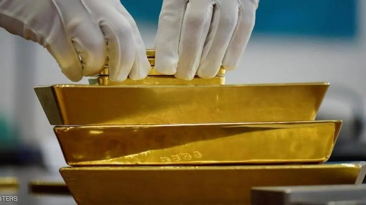 تراجع أسعار الذهب وسط ثبات الدولار في الأسواق العالمية